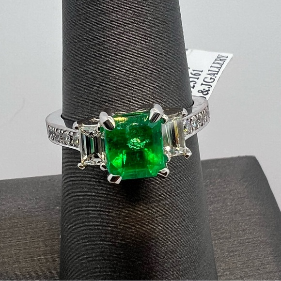 14k White Gold Diamond & Emerald Ring - Picture 3 of 9